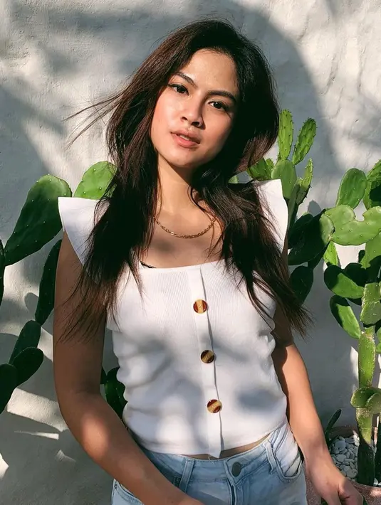 Simpel dan tetap stylish ala Hana Saraswati juga bisa jadi inspirasi dalam berpakaian. Kali ini ia tampil dengan atasan berwarna putih yang dipadukan dengan celana jeans. Makeup natural yang ia kenakan membuatnya makin memesona.(Liputan6.com/IG/@hanahaho)