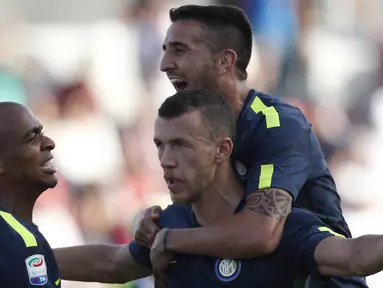 Gelandang Inter Milan, Ivan Perisic, merayakan gol yang dicetaknya ke gawang Crotone pada laga Serie A Italia di Stadion Ezio Scida, Calabria, Sabtu (16/9/2017). Crotone kalah 0-2 dari Inter. (AFP/Carlo Hermann)