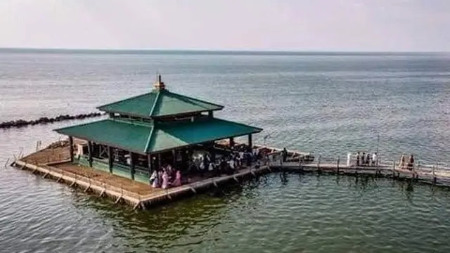 Makam Syekh Abdullah Mudzakir terapung di Laut Utara Jawa, Demak, Jawa Tengah. (Foto: Demakkab.go.id via Merdeka.com)