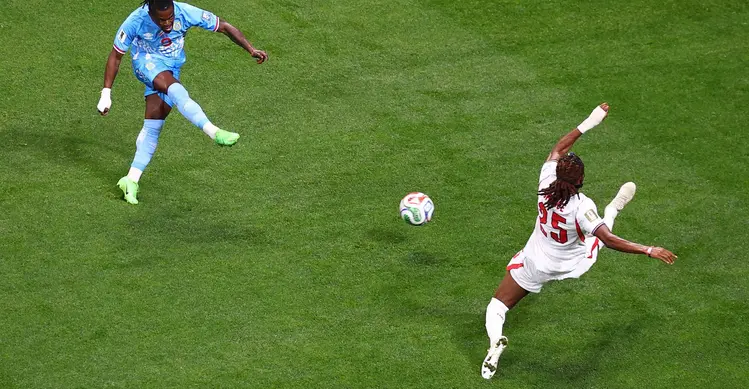 Pemain Kongo Brian Cipenga mencetak gol selama pertandingan sepak bola babak 32 Piala Dunia antara Inggris dan Kongo di Atlanta, Rabu, (01/07/2026). (AP Photo/Colin Hubbard)