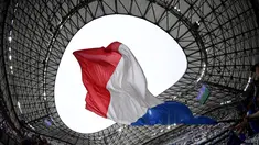 Aksi suporter Prancis dengan bendera negaranya saat laga Grup A Piala Eropa 2016 antara Prancis melawan Albania di Stade Velodrome, Marseille, (15/6/2016). (AFP/Franck Fife)