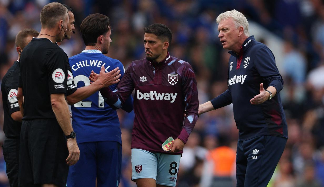 Pelatih West Ham United, David Moyes melakukan protes kepada wasit usai menganulir gol penyeimbang kedudukan dalam pertandingan pekan keenam Liga Inggris 2022/2023 antara Chelsea melawan West Ham United. (AFP/Adrian Dennis)