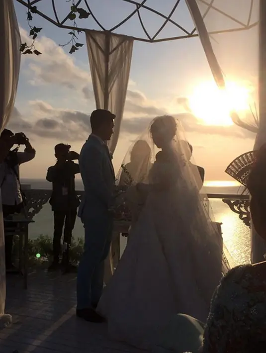 Dari foto yang beredar di media sosial, Franda terlihat begitu cantik dengan balutan gaun pengantin warna putih. Sedangkan mempelai, laki dengan jas warna biru muda dengan dasi abu-abu, terlihat gagah. (via Intagram/milkestefanus)