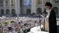 Pemimpin tertinggi Iran Ayatollah Ali Khamenei membawa senapan saat menyampaikan kutbah Idul Fitri di Imam Khomeini Mausoleum, Teheran, Rabu (5/6/2019). Khamenei menyinggung inisiatif perdamaian Palestina-Israel yang digagas Presiden AS Donald Trump. (HO/Iranian Supreme Leader's Website/AFP)