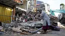 Kondisi banjir di sebagian besar wilayah sudah surut dan saat ini fokus utama tim SAR gabungan adalah pencarian korban hilang serta pembersihan material banjir, dan penyedotan genangan air. (AP Photo/Firdia Lisnawati)