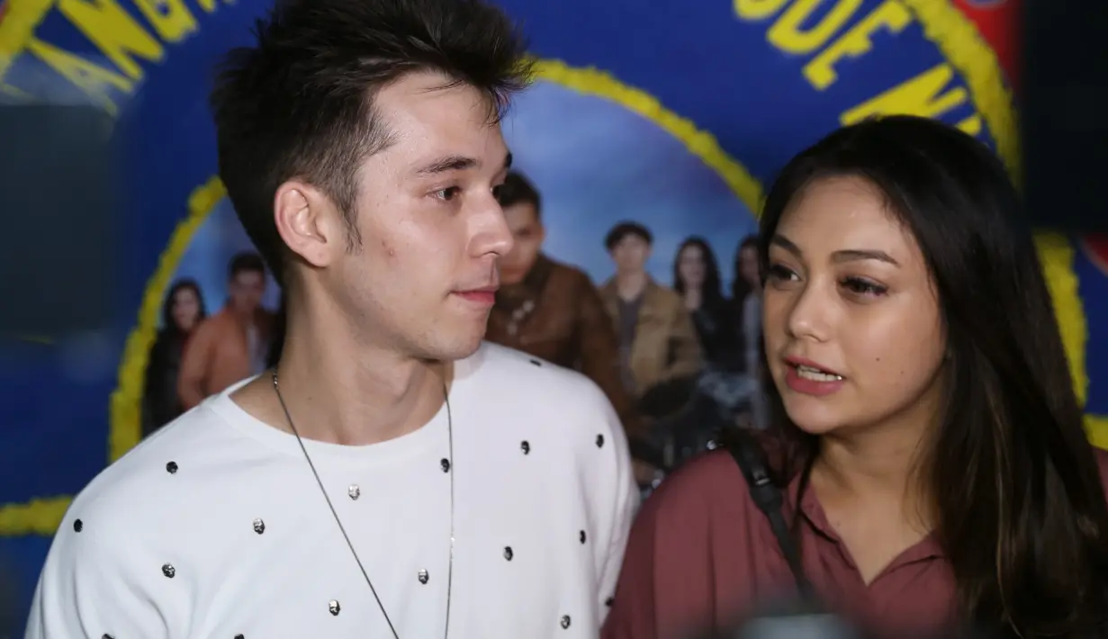 Pasangan Stefan William dan Celine Evangelista tak ingin melewatkan masa kecil buah cintanya, Lucio Otthild William yang kini berusia empat bulan. (Nurwahyunan/Bintang.com)