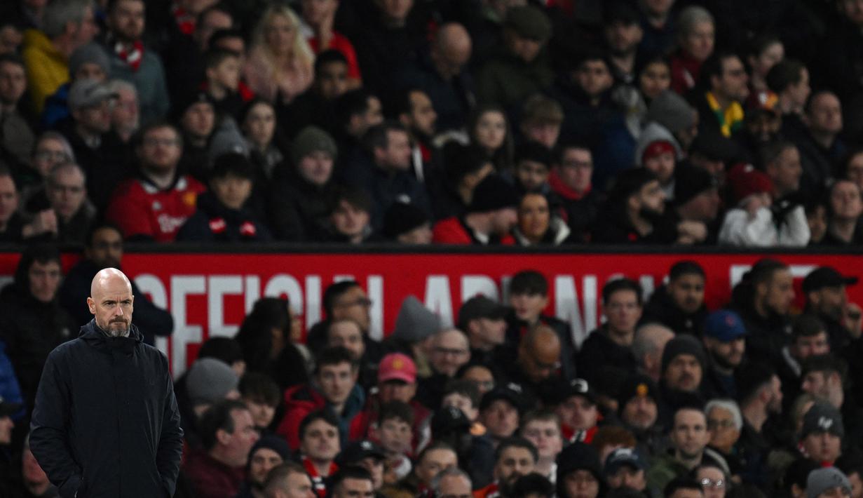 Ekspresi pelatih Manchester United, Erik ten Hag di depan pendukung timnya saat laga 16 besar Carabao Cup 2023/2024 melawan Newcastle di Old Trafford, Manchester, Inggris, Kamis (02/11/2023) dini hari WIB. (AFP/Paul Ellis)