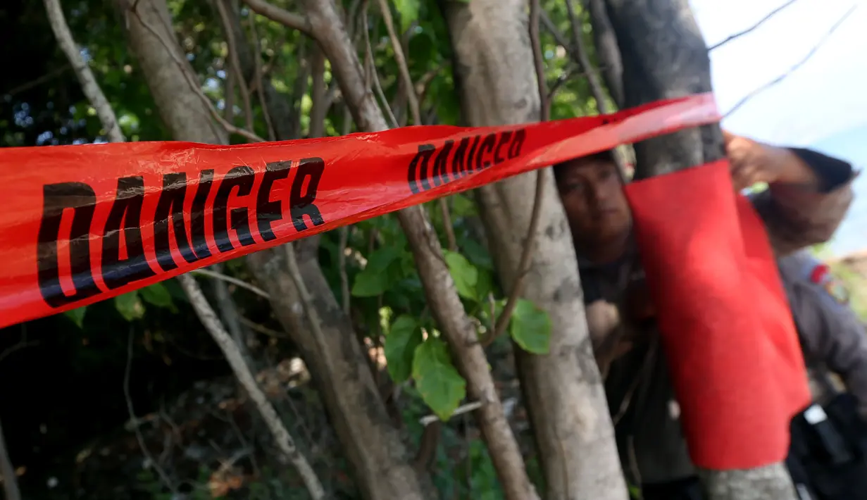 Satuan Brimob Detasemen Gegana Polda Metro Jaya memasangkan garis pembatasa saat melakukan giat disposal bom militer di tengah laut, Jumat (8/12). (Liputan6.com/JohanTallo)
