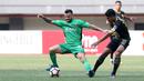 Aksi pemain Bhayangkara FC, Paulo Sergio (kiri) saat berebut bola dengan pemain Sriwijaya FC, Manda Cingi pada lanjutan Liga 1 2017 di Stadion Patriot Bekasi, Minggu (20/8/2017). Bhayangkara FC menang 2-1. (Bola.com/Nicklas Hanoatubun)