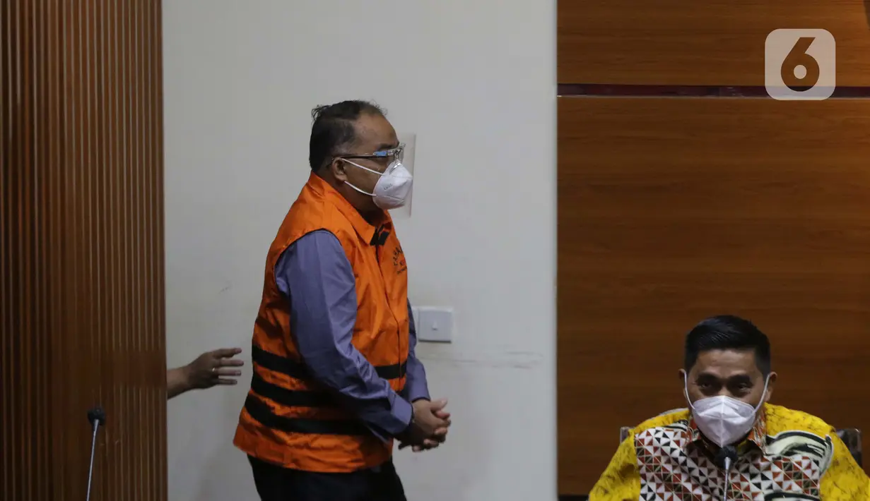 Sekretaris Daerah Kota Tanjungbalai, Yusmada jelang penetapan tersangka dan penahanan, Gedung KPK, Jakarta, Jumat (27/8/2021). Yusmada ditetapkan sebagai tersangka dugaan korupsi lelang mutasi jabatan di Pemkot Tanjungbalai tahun 2019. (Liputan6.com/Helmi Fithriansyah)