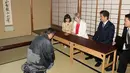 PM Theresa May (tengah) saat mengikuti upacara minum teh bersama PM Jepang Shinzo Abe di Kyoto, Jepang (30/8). Kunjungan tersebut membicarakan perjanjian bilateral setelah Inggris meninggalkan Uni Eropa.(Hirofumi Yamamoto/Japan Pool Photo via AP)