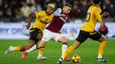 Pemain West Ham United, Jarrod Bowen berusaha melewati kawalan dari pemain Wolves pada laga lanjutan Liga Inggris 2024/2025 di London Stadium, London, Inggris, Selasa (10/12/2024) WIB. (AFP/Adrian Dennis)