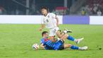 Pemain Timnas Indonesia U-23, Rayhan Hannan, terjatuh saat berusaha melewati pemain Filipina pada laga Grup A Piala AFF U-23 2025 di SUGBK, Senayan, Jakarta, Jumat (18/07/2025) malam WIB. (Bola.com/M Iqbal Ichsan)