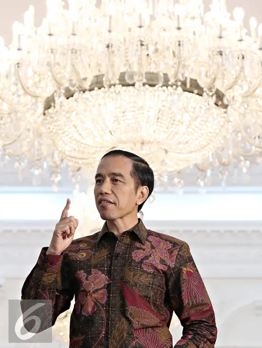 Presiden Jokowi berbincang selama Wawancara khusus di Istana Merdeka, Jakarta, Jumat (16/10/2015). Wawancara berhubungan dengan Pemerintahan Jokowi-JK genap berusia satu tahun pada 20 Oktober 2015 nanti. (Liputan6.com/Immanuel Antonius))
