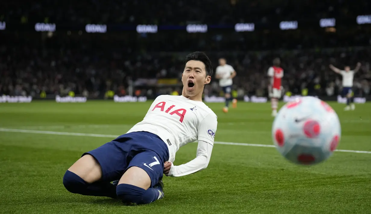 Pemain Tottenham Hotspur Son Heung-min (kiri) melakukan selebrasi usai mencetak gol ke gawang Arsenal pada pertandingan sepak bola Liga Inggris di Stadion Tottenham Hotspur, London, Inggris, 12 Mei 2022. Tottenham Hotspur menang 3-0. (AP Photo/Matt Dunham)