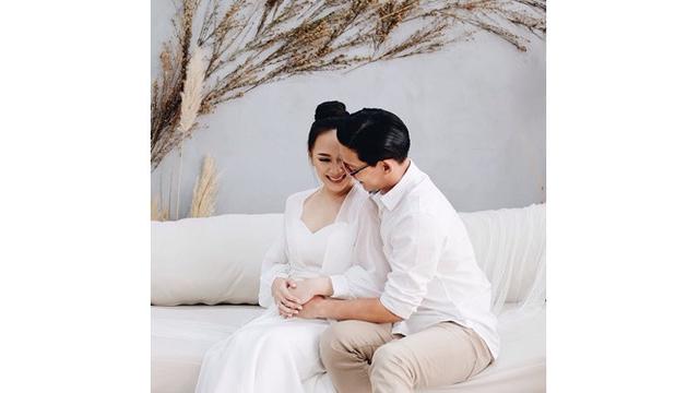 Hamil Anak Pertama, Ini 6 Potret Mesra Yuanita Christiani Bareng Suami