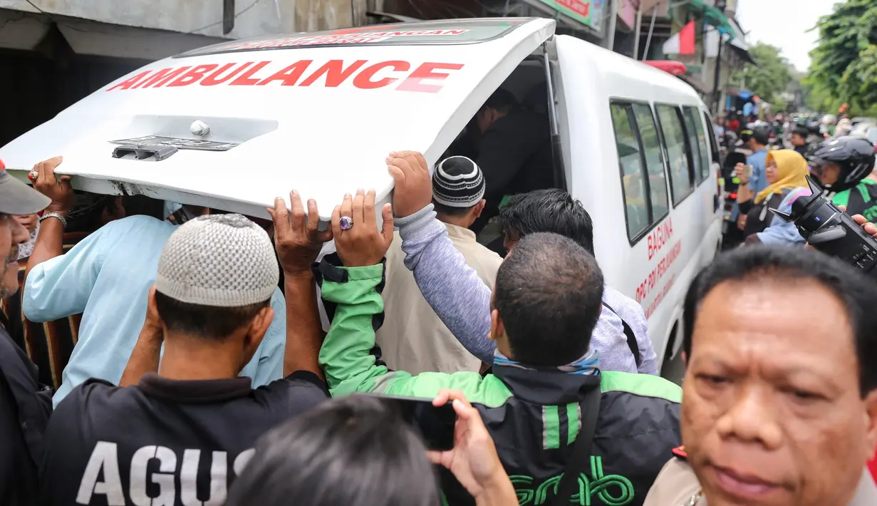 Usai disholatkan, jenazah pun kembali digotong menuju mobil ambulan yang sudah siap di dekat kediaman Almarhumah. Tak hanya keluarga, suasana di sekitar lokasi pun dipenuhi masyarakat dari berbagai kalangan. (Adrian Putra/Bintang.com)