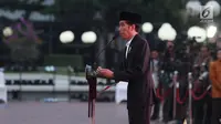 Presiden Joko Widodo memberi sambutan saat menghadiri acara buka puasa bersama di Mabes TNI, Cilangkap, Jakarta Timur, Senin (19/6). Buka bersama dengan TNI tersebut untuk menjalin Silaturahmi. (Liputan6.com/Angga Yuniar)