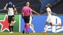 Pemain Atalanta, Marten de Roon, menutup wajahnya usai ditaklukkan Paris Saint-Germain (PSG) pada laga perempat final Liga Champions di Stadion Da Luz, Rabu (12/8/2020). PSG menang 2-1 atas Atalanta. (Rafael Marchante/Pool via AP)