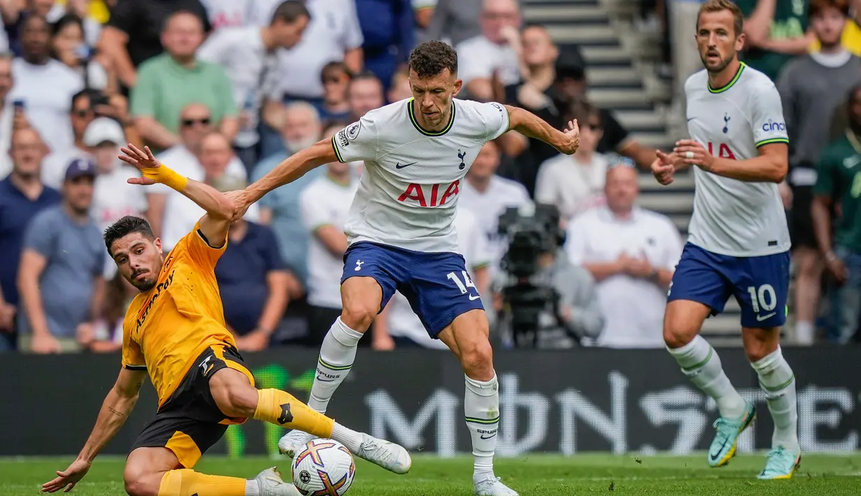 Pemain Wolverhampton Wanderers Pedro Neto (kiri) berduel memperebutkan bola dengan pemain Tottenham Hotspur Ivan Perisic pada pertandingan sepak bola Liga Inggris di Tottenham Hotspur, London, Inggris, 20 Agustus 2022. Tottenham Hospur menang dengan skor 1-0 atas Wolverhampton Wanderers. (AP Photo/Frank Augstein)