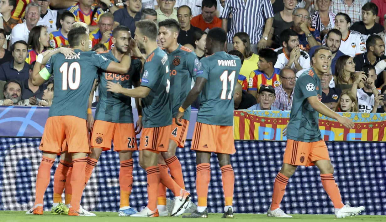 Gelandang Ajax Amsterdam, Hakim Ziyech (kedua kanan) berselebrasi usai mencetak gol ke gawang Valencia pada lanjutan pertandingan grup H Liga Champions di stadion Mestalla, Spanyol (2/10/2019). Ajax menang telak 3-0 atas Valencia. (AP Photo/Alberto Saiz)