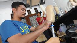 Ortotis prostetis atau pembuat kaki tangan palsu menyelesaikan pekerjaannya di sebuah bengkel kawasan Ciputat Baru, Tangerang Selatan, Banten, Senin (14/10/2019). Kaki dan tangan palsu tersebut terbuat dari bahan fiber dan karbon. (merdeka.com/Arie Basuki)