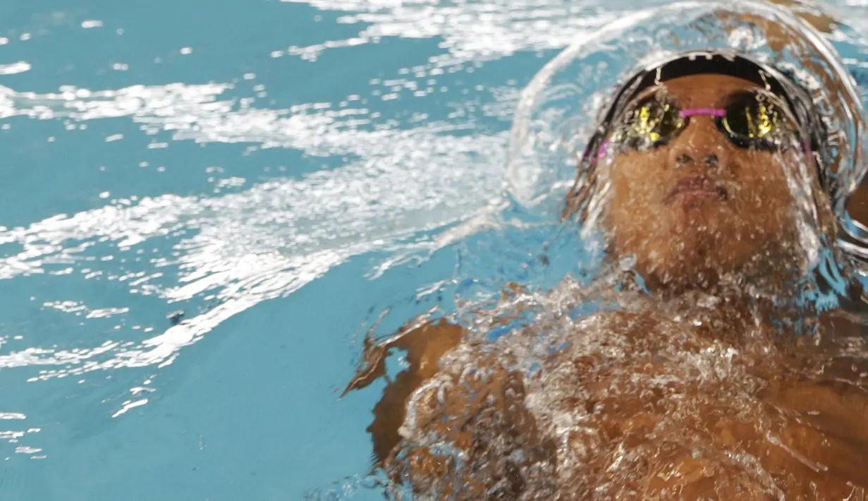 Perenang Indonesia, Triady Fauzi, saat mengikuti Jakarta Open 2019 di Stadion Aquatic, Jakarta, Jumat (27/9). Turnamen ini merupakan Kualifikasi PON XX Papua dan seleksi akhir Tim Renang SEA Games 2019. (Bola.com/Vitalis Yogi Trisna)