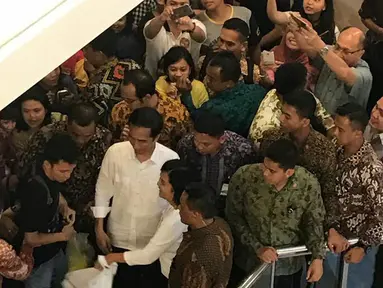 Para pengunjung mal menghampiri Presiden Joko Widodo saat berada di pusat perbelanjaan Pondok Indah Mall, Jakarta Selatan, Minggu (20/11). Ramai-ramai para pengunjung meminta kesempatan untuk berfoto bersama dengan Jokowi.(Dok. Paspampres)