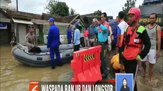 Dengan menggunakan perahu karet, petugas mendistribusikan bantuan kepada para korban di Desa Teluk dan Desa Kalanganyar.