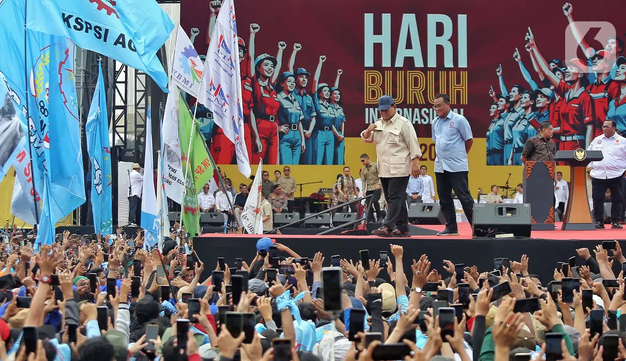 Presiden Prabowo Subianto (baju coklat) saat menghadiri perayaan Hari Buruh Internasional 2025 di kawasan Monumen Nasional (Monas), Jakarta, Kamis (1/5/2025). (Liputan6.com/Angga Yuniar)