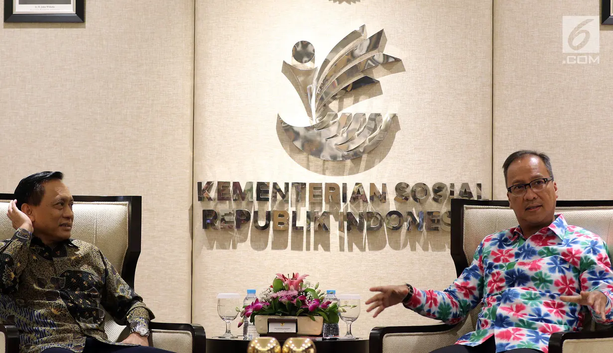 Menteri Sosial Agus Gumiwang Kartasasmita (kanan) berbincang dengan Dirut Indosiar Imam Sudjarwo saat menerima kunjungan Emtek Group di Kementerian Sosial, Jakarta, Selasa (18/12). Kunjungan membahas kerja sama di sektor media. (Liputan6.com/JohanTallo)