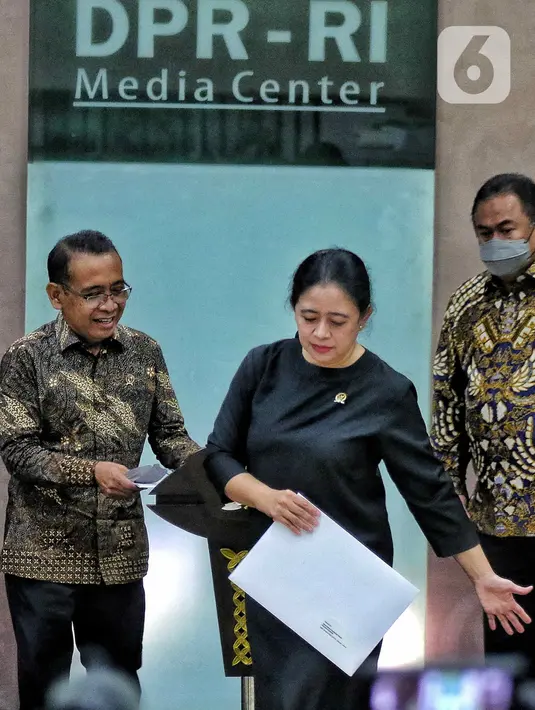 Ketua DPR Puan Maharani bersiap menerima Surat Presiden penunjukan Panglima TNI dari Menteri Sekretariat Negara Pratikno di Media Center DPR, Senayan, Jakarta, Senin (28/11/2022). Presiden Joko Widodo menunjuk Kepala Staf Angkatan Laut (KSAL) Laksamana TNI Yudo Margono sebagai calon Panglima TNI menggantikan Jenderal Andika Perkasa yang akan memasuki masa pensiun pada 21 Desember 2022 mendatang. (Liputan6.com/Angga Yuniar)