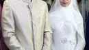 Bersama calon istrinya, Ben melakukan fitting baju untuk dikenakan pada  proses akad nikah dan resepsi. Dalam pernikahan nanti, pasangan ini mengusung nuansa busana tradisional. (Nurwahyunan/Bintang.com)