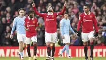 Selebrasi pemain Manchester United, Bruno Fernandes setelah menjebol gawang Manchester City dalam pertandingan lanjutan Liga Inggris 2022/2023 pekan ke-20 yang berlangsung di Old Trafford, Sabtu (14/1/2023). (AP Photo/Dave Thompson)