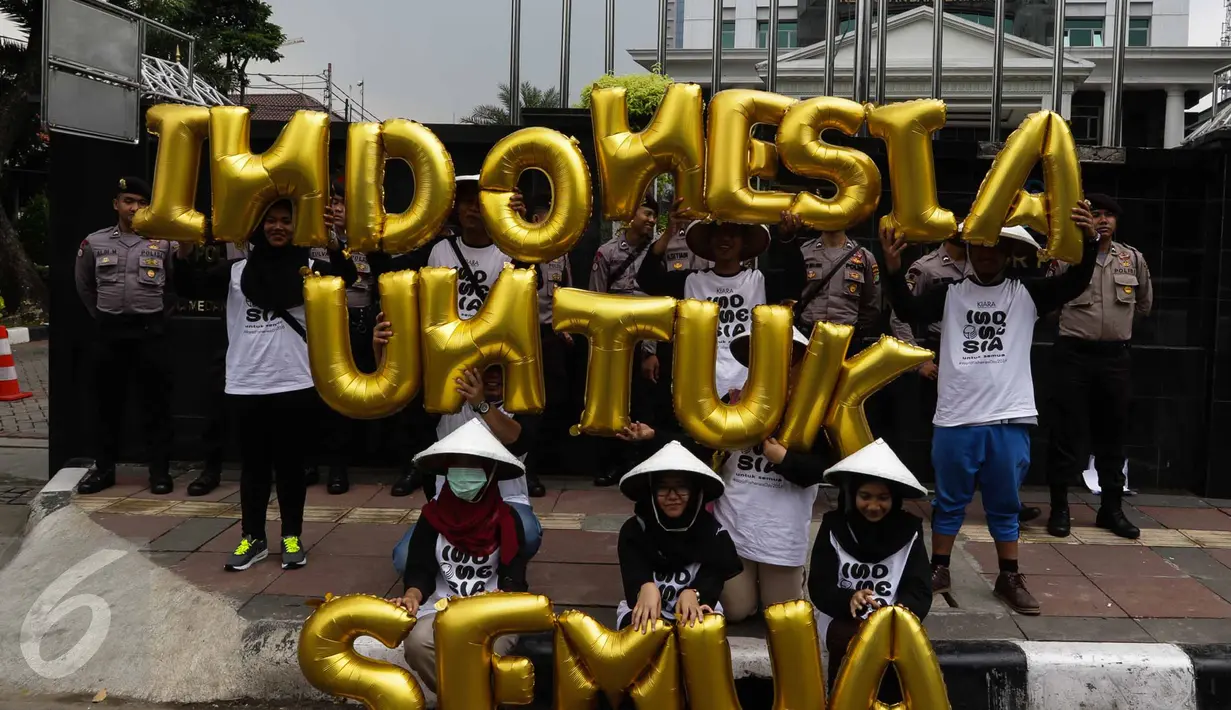 Koalisi Rakyat untuk Keadilan Perikanan melakukan aksi di depan gedung KKP, Jakarta (21/11). Aksi ini mengajak masyarakat Indonesia untuk menjaga sumber daya kelautan dari ancaman kerusakan dan penangkapan ikan ilegal. (Liputan6.com/Faizal Fanani)