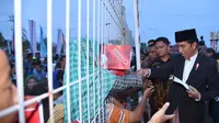 Saat Jokowi Gandeng Tangan Habib Luthfi Pekalongan