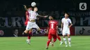 Andritany melakukan penyelamatan gemilang di menit akhir dengan menghalau tendangan bebas pemain Ratchaburi. Skor 1-0 bertahan sampai akhir. (Liputan6.com/Herman Zakharia)
