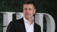 Brad Pitt dilaporkan mengalami kecelakaan beruntung dengan mobil mewahnya (HelloMagazine)
