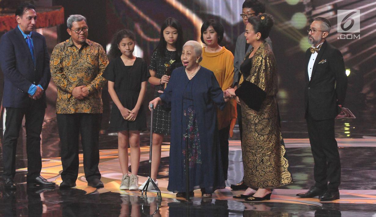Pemeran dan penulis skenario Indonesia, Tatiek Maliyati memberikan kata sambutan atas penghargaan Lifetime Achiement pada ajang penghargaan Festival Film Bandung 2017 di Studio 6 Emtek, Jakarta, Minggu (22/10). (Liputan6.com/Helmi Afandi)