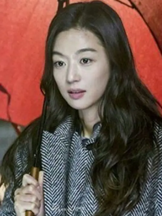 “Ini adalah pertama kalinya saat aku berperan menjadi cameo. Aku pun tidak pernah berpikir akan bermain film bersama Jun Ji Hyun lagi setelah ‘My Sassy Girl’,” ucap  Cha Tae Hyun. (Instagram/Junjihyunofficial)