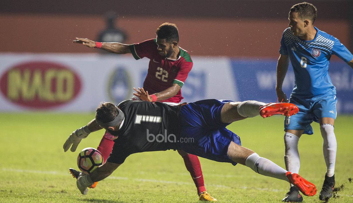 Gelandang Timnas Indonesia, Yabes Roni, berusaha membobol gawang Puerto Rico saat laga persahabatan di Stadion Maguwoharjo, Sleman, Selasa (13/6/2017). Kedua negara bermain imbang 0-0.(Bola.com/Vitalis Yogi Trisna)