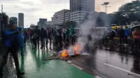 Demo DPR Ricuh, Massa Serang Pakai Batu hingga Petasan