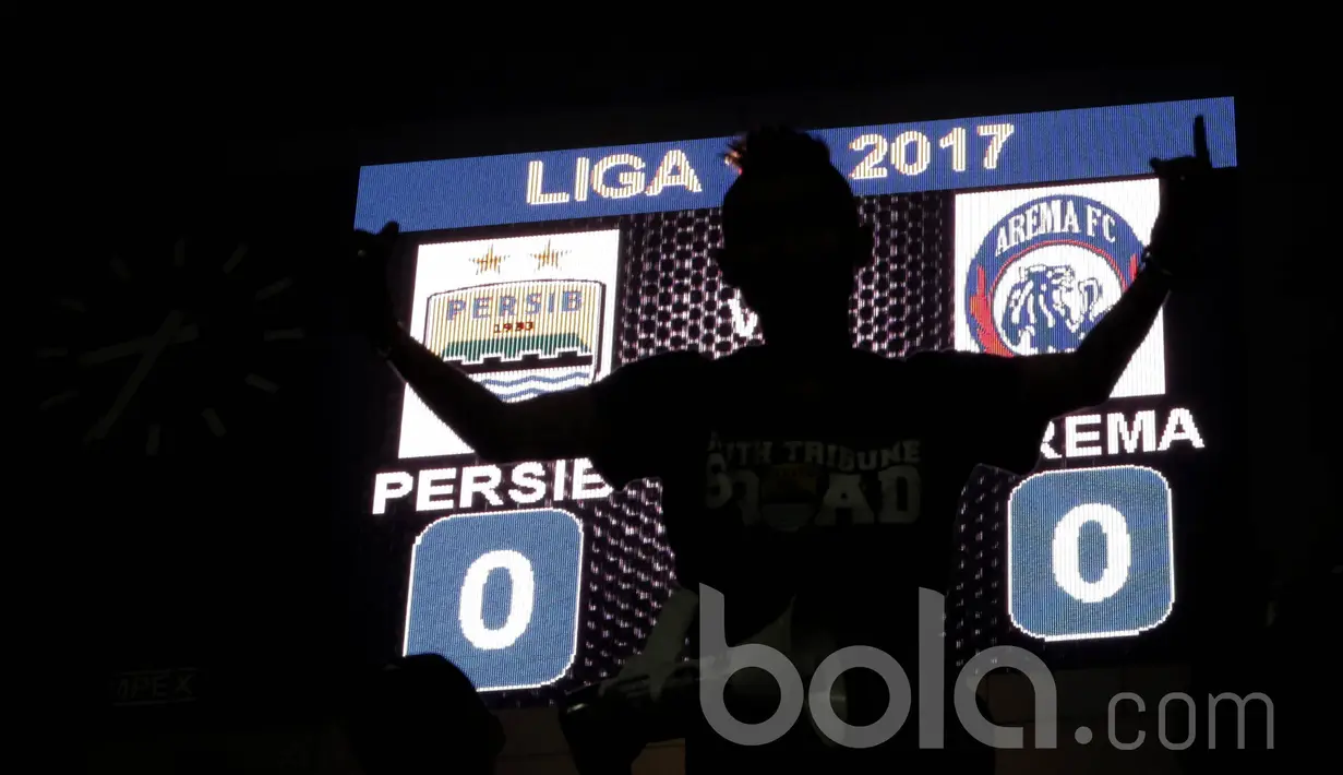 Bobotoh Persib berdiri di depan papan skor. Dalam laga tersebut, Persib Bandung harus puas bermain imbang 0-0 melawan Arema FC. (Bola.com/M Iqbal Ichsan)