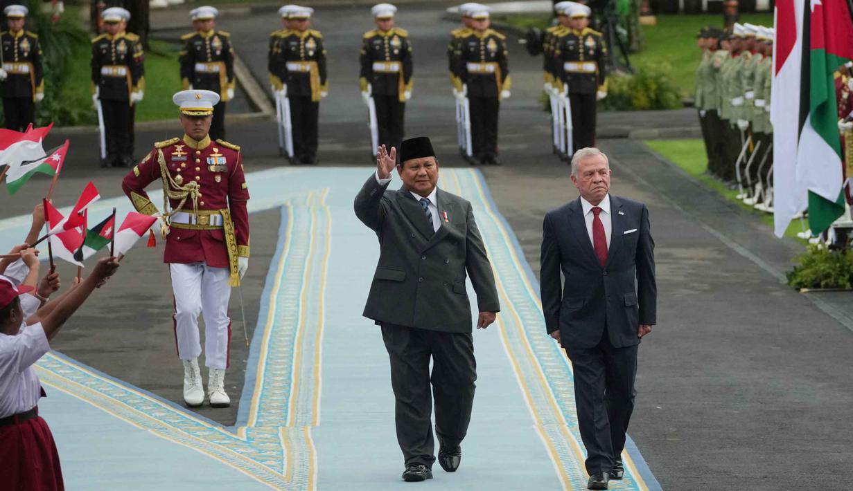 Presiden Republik Indonesia, Prabowo Subianto, mendampingi Raja Yordania Hasyimiah, Abdullah II Ibn Al Hussein (kanan), memeriksa pasukan jajar kehormatan selama upacara penyambutan sebelum pertemuan mereka di Istana Merdeka, Jakarta, Jumat 14 November 2025. Presiden Republik Indonesia Prabowo Subianto menerima kunjungan Raja Yordania Hasyimiah, Abdullah II Ibn Al Hussein. (AP Photo/Achmad Ibrahim)