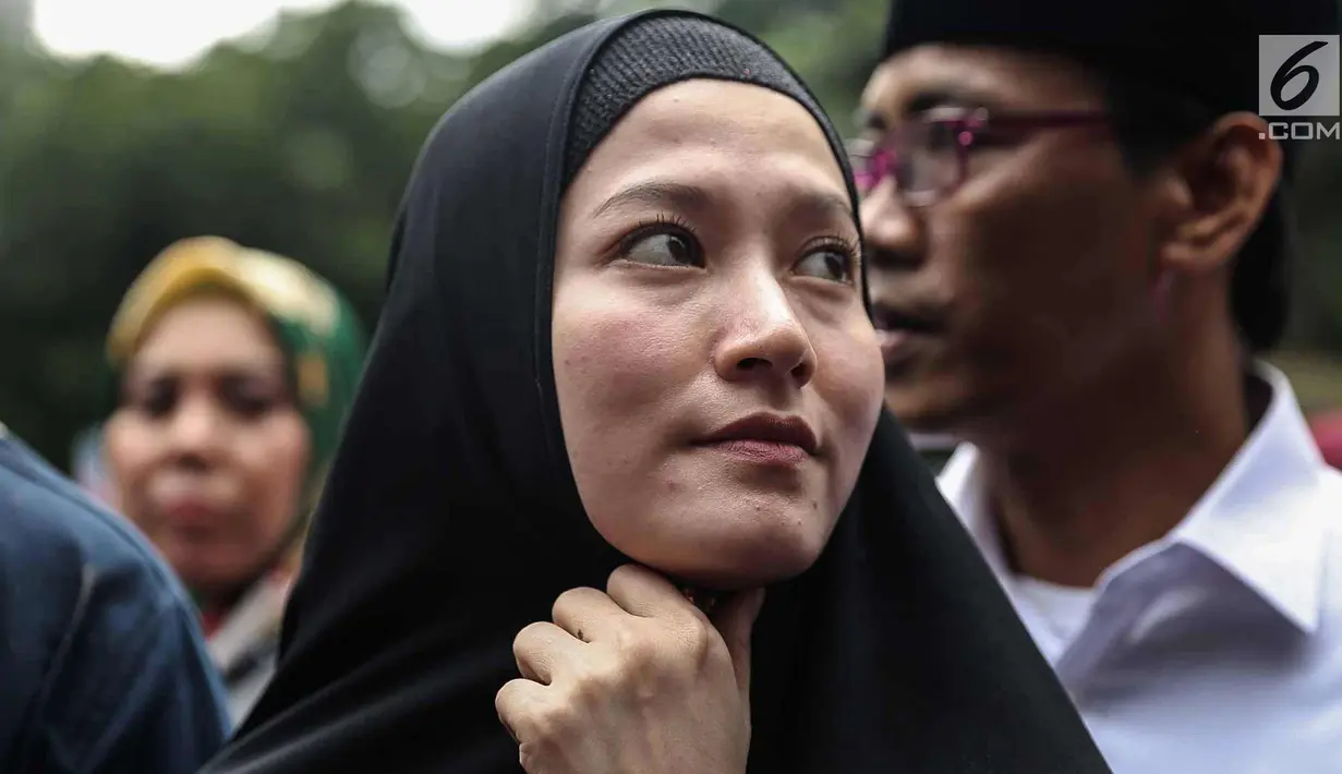Ekspresi Lyra Virna saat tiba di Ditreskrimsus Polda Metro Jaya, Jakarta, Kamis (22/3). Lyra datang untuk memenuhi panggilan terkait statusnya sebagai tersangka kasus dugaan pencemaran nama baik sebuah travel umrah. (Liputan6.com/Faizal Fanani)