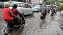 Sejumlah kendaraan melintas di Jalan Teuku Cik Ditiro yang tergenang air pasca hujan deras siang tadi, Jakarta, Selasa (30/8). Diguyur hujan deras, sejumlah ruas jalan di Jakarta tergenang air. (Liputan6.com/Yoppy Renato)