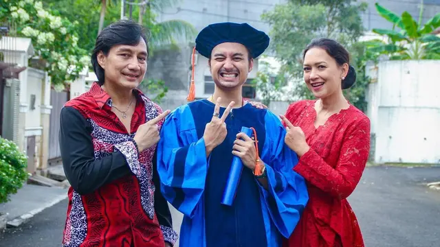 6 Potret Manis Ira Wibowo dan Katon Bagaskara Rayakan Wisuda Radya Bagaskara