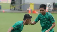 Pemain Timnas Indonesia U-23, Evan Dimas Darmono (kanan) mengikuti pemusatan latihan di Lapangan A Kompleks GBK, Jakarta, Senin (23/4). Latihan ini persiapan laga PSSI Anniversary Cup dan jelang Asian Games 2018. (Liputan6.com/Helmi Fithriansyah)