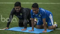 Gelandang Persib Bandung, Dedi Kusnandar, bersama Deden Natshir (kiri) saat latihan di Lapangan Lodaya Bandung, Jawa Barat, Selasa (28/3/2017). (Bola.com/Vitalis Yogi Trisna)