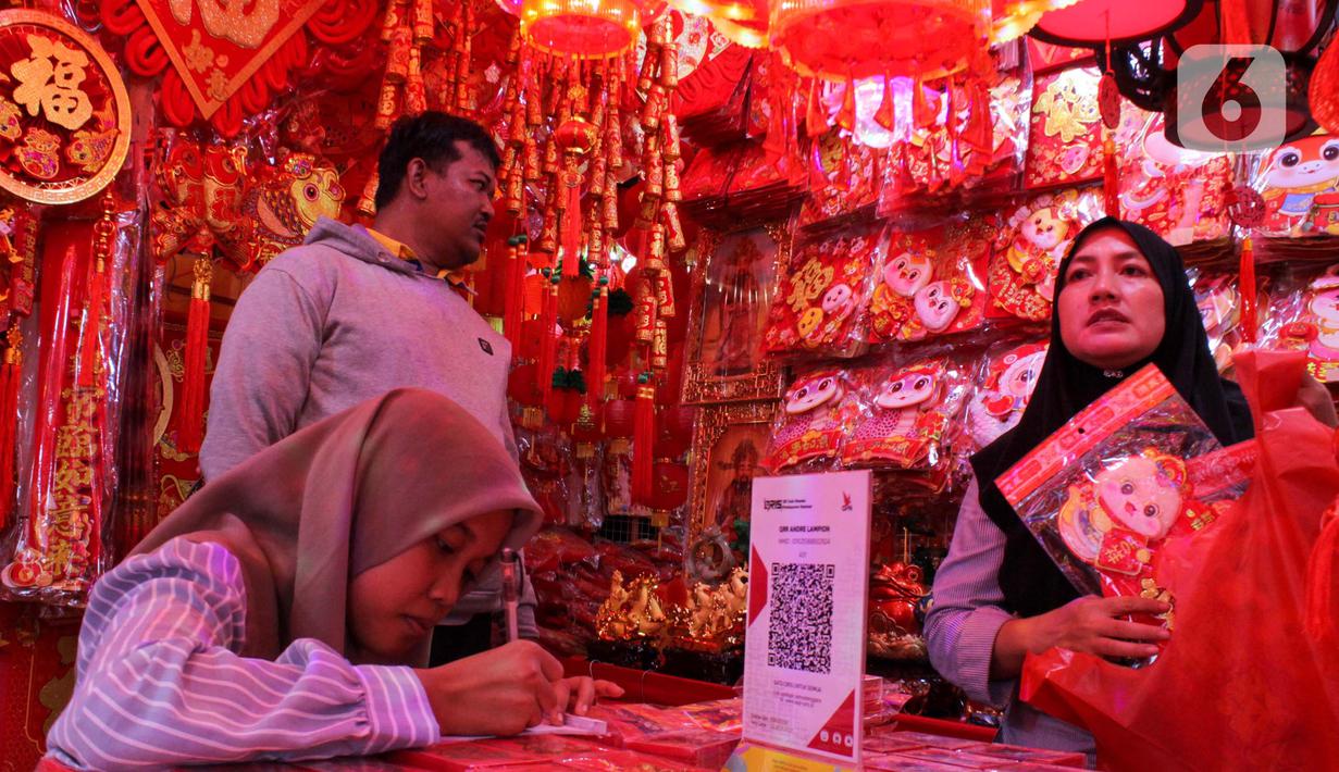 Harga yang ditawarkan pedagang hiasan khas Imlek sangat bervariasi, mulai dari puluhan ribu hingga jutaan rupiah. (Magang/Liputan6.com/Muhammad Rizal)